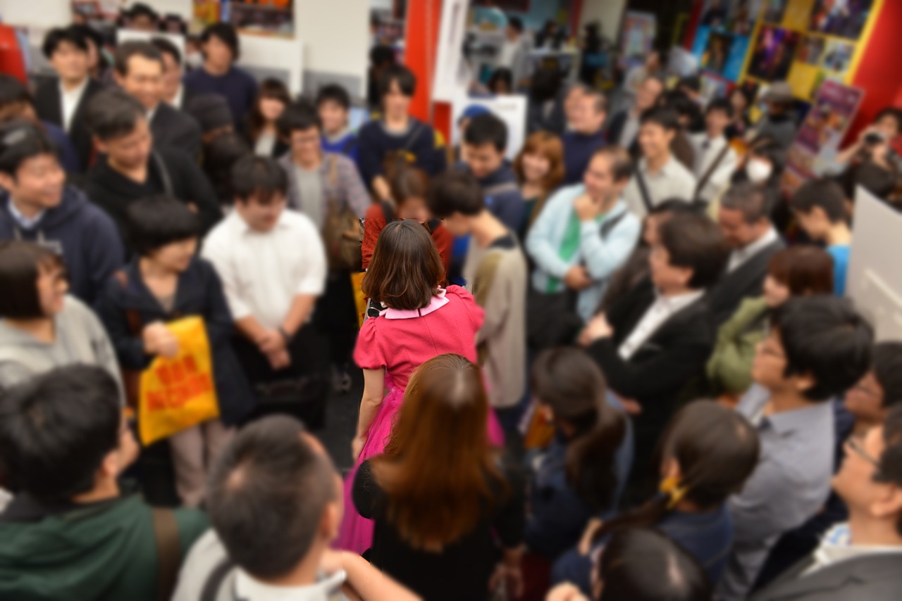 客席に飛び込んでファンに質問する吉澤嘉代子。