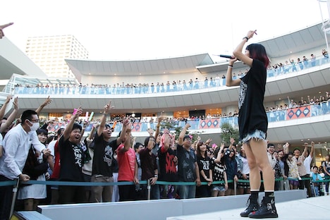 LiSA「Empty MERMAiD」リリースイベントの様子。