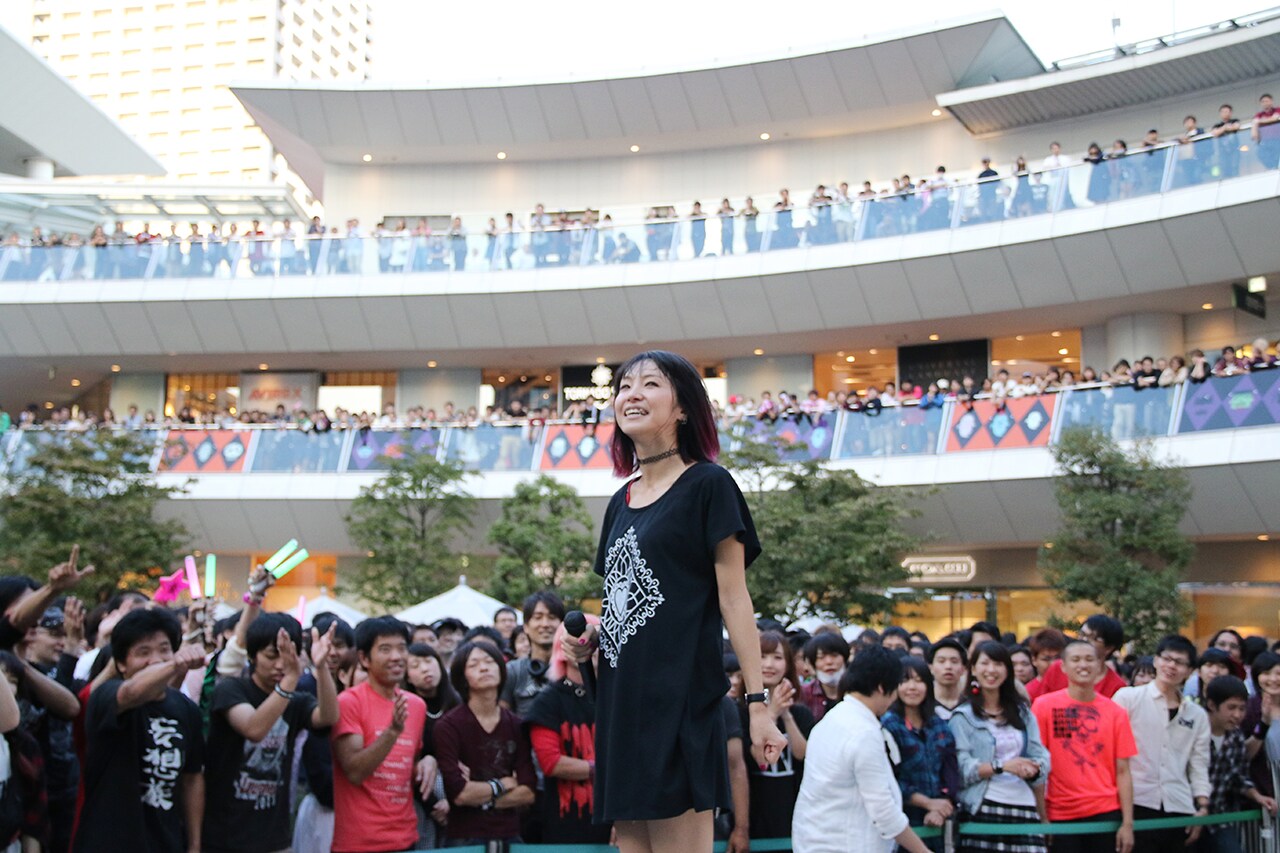 LiSA、青空の下“スナック”＆“ライブハウス”現出させた新譜イベント