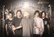 ANGRY FROG REBIRTH。左端が横珍（Dr）。