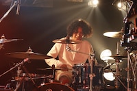 丸谷誠治（Dr / LILI LIMIT）（撮影：板橋淳一）