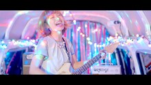 Mayu「グローアップタウン」MVのワンシーン。