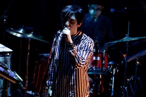 高城晶平（Vo, Flute, G）（撮影：三浦知也）