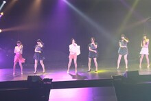 「極部門」グランプリの不自然ガールズとPerfumeによるコラボダンス。（撮影：柴田恵理）