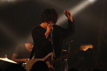 越雲龍馬（Vo, G / polly）（撮影：板橋淳一）