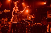 MOP of HEADのライブの様子。（photo by Hiroshi Oshikata）