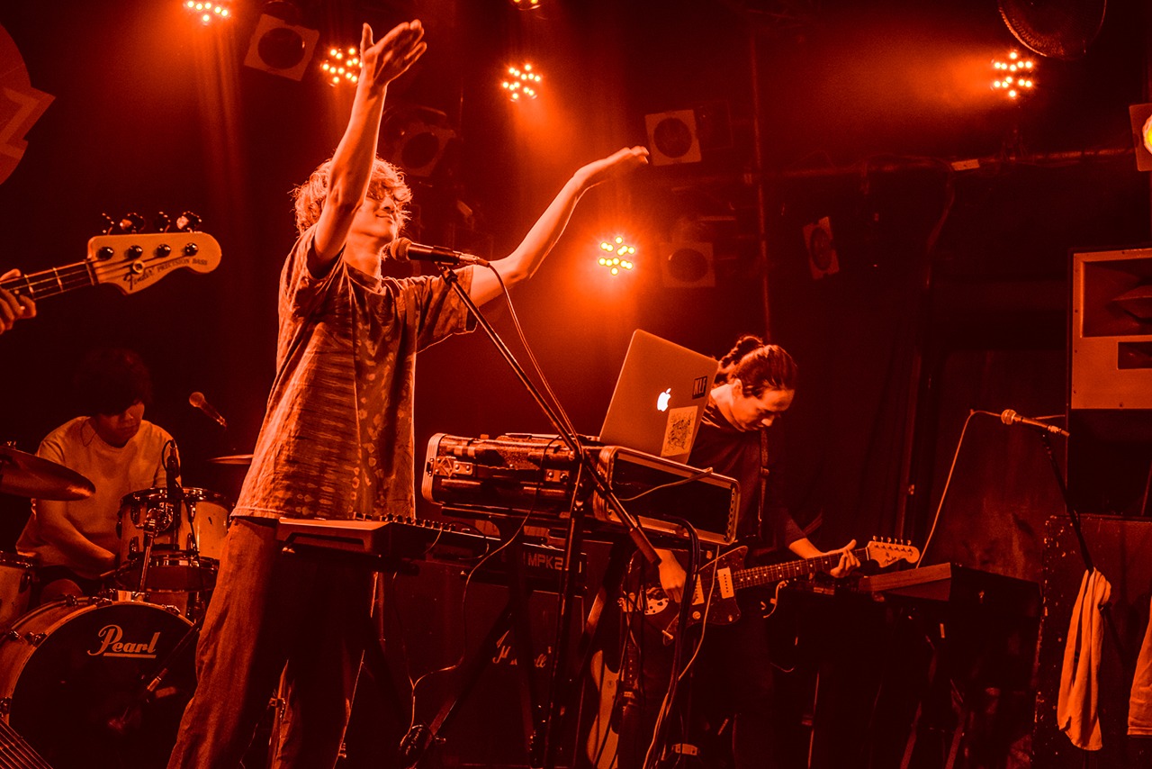 MOP of HEADのライブの様子。（photo by Hiroshi Oshikata）