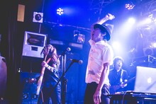 あらかじめ決められた恋人たちへのライブの様子。（photo by Hiroshi Oshikata）