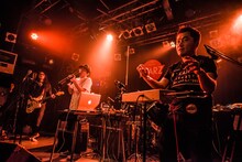 あらかじめ決められた恋人たちへのライブの様子。（photo by Hiroshi Oshikata）