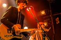 THE DHOLEのライブの様子。（photo by Hiroshi Oshikata）