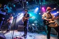 THE DHOLEのライブの様子。（photo by Hiroshi Oshikata）