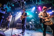 THE DHOLEのライブの様子。(photo by Hiroshi Oshikata)