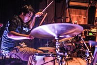 長良祐一（Dr / THE DHOLE）（photo by Hiroshi Oshikata）