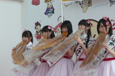 巨大なばかうけを食べるNGT48のメンバーたち。