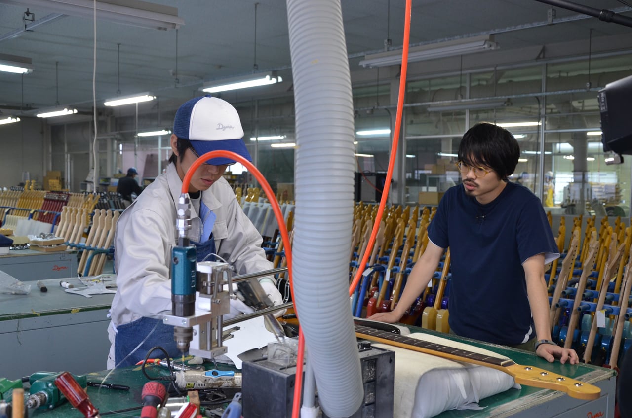 ダイナ楽器を見学するハマ・オカモト。（撮影：近藤隆久（ベース・マガジン編集部））