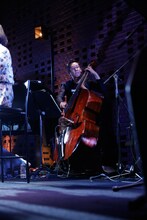 鈴木正人（B / LITTLE CREATURES）（撮影：石川拓也）