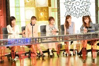 過去の映像を観ながら思い出を語るモーニング娘。OGの面々。(c)TBS