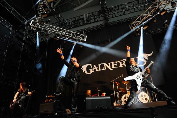 「LOUD PARK 15」出演時のGALNERYUS。（写真提供：VAP）