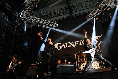 「LOUD PARK 15」出演時のGALNERYUS。(写真提供:VAP)