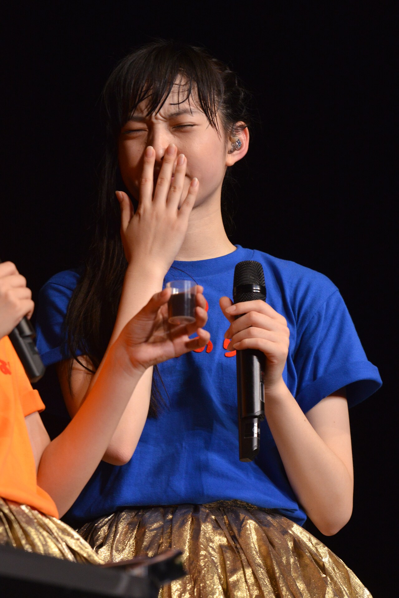 罰ゲーム用のドリンクに鼻を曲げる松野莉奈。 - エビ中、変化球だらけ