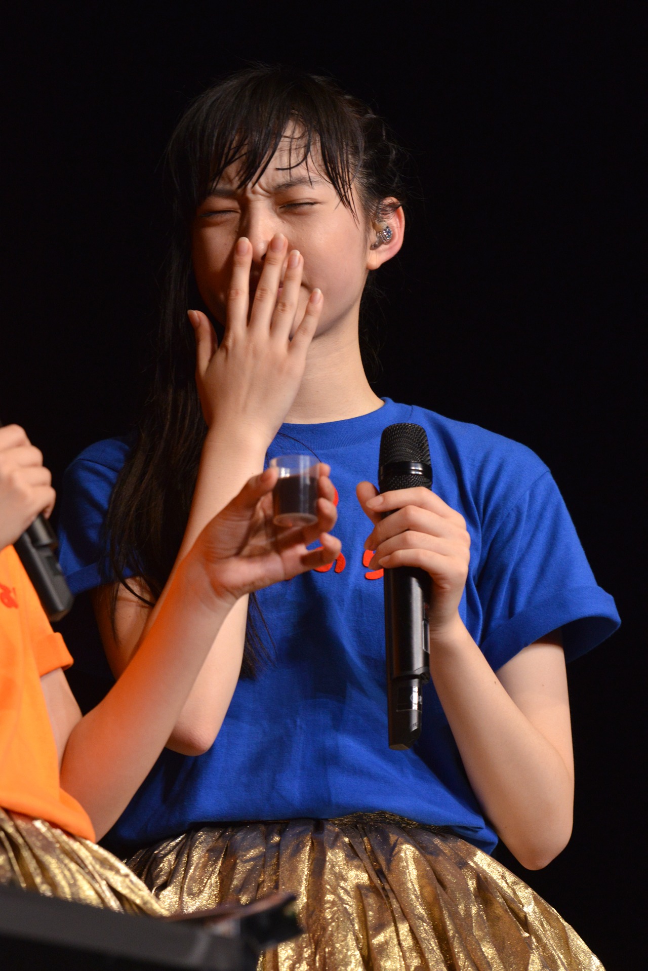 罰ゲーム用のドリンクに鼻を曲げる松野莉奈。