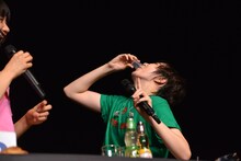 収集がつかなくなったコーナーを終わらせるためにまずいドリンクを飲む安本彩花。