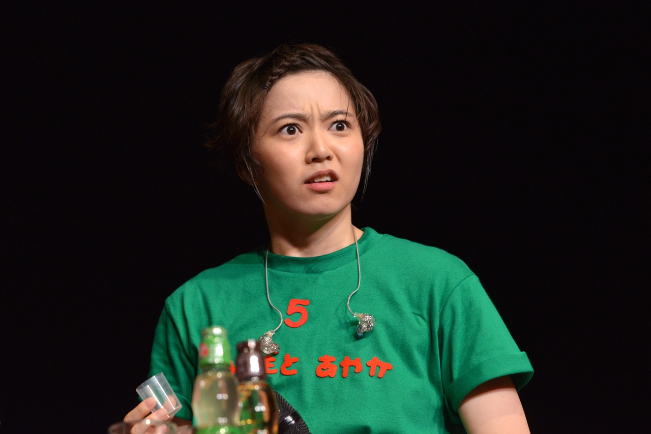 ドリンクのまずさで険しい表情になる安本彩花。