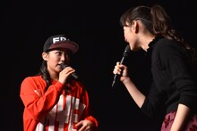 天龍源一郎のモノマネで感謝の意を述べる柏木ひなた（左）。