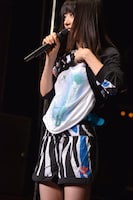 モデル秋元梢のファッションをそのまま参考にしたという真山りか。アディダスウェアの下に着用した「心が叫びたがってるんだ。」Tシャツがポイント。