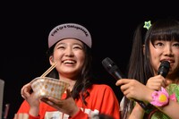 「校長賞」のご褒美として用意された牛丼を頬張る柏木ひなた（左）。