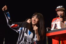 「ライブで動きやすそうだから」という理由で「松野賞」をゲットした真山りか。