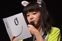 「りっタイム」のカンペを確認する中山莉子。