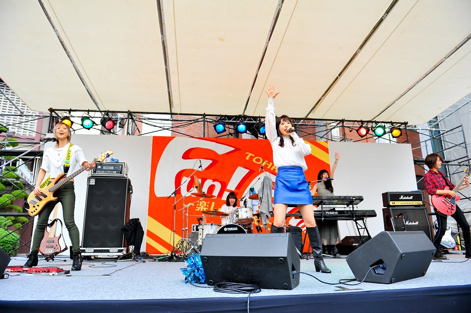 大阪成蹊大学でのライブの様子。（撮影：河上良）