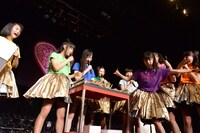 勝者のためのケーキを狙う星名美怜をディフェンスで阻止する真山りか（右から2番目）。