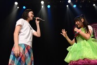 小林歌穂（左）お気に入りのクジラTシャツに別れを告げる廣田あいか（左）。