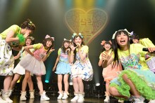 私立恵比寿中学「自習vol.4」二時間目の様子。松野莉奈（中央）が廣田あいかのパートを担当した「えびぞりダイアモンド!!」歌唱シーン。