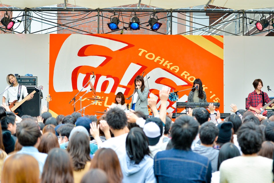大阪成蹊大学でのライブの様子。（撮影：河上良）