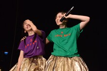 チーム「安本チルドレン」。左から真山りか、安本彩花。