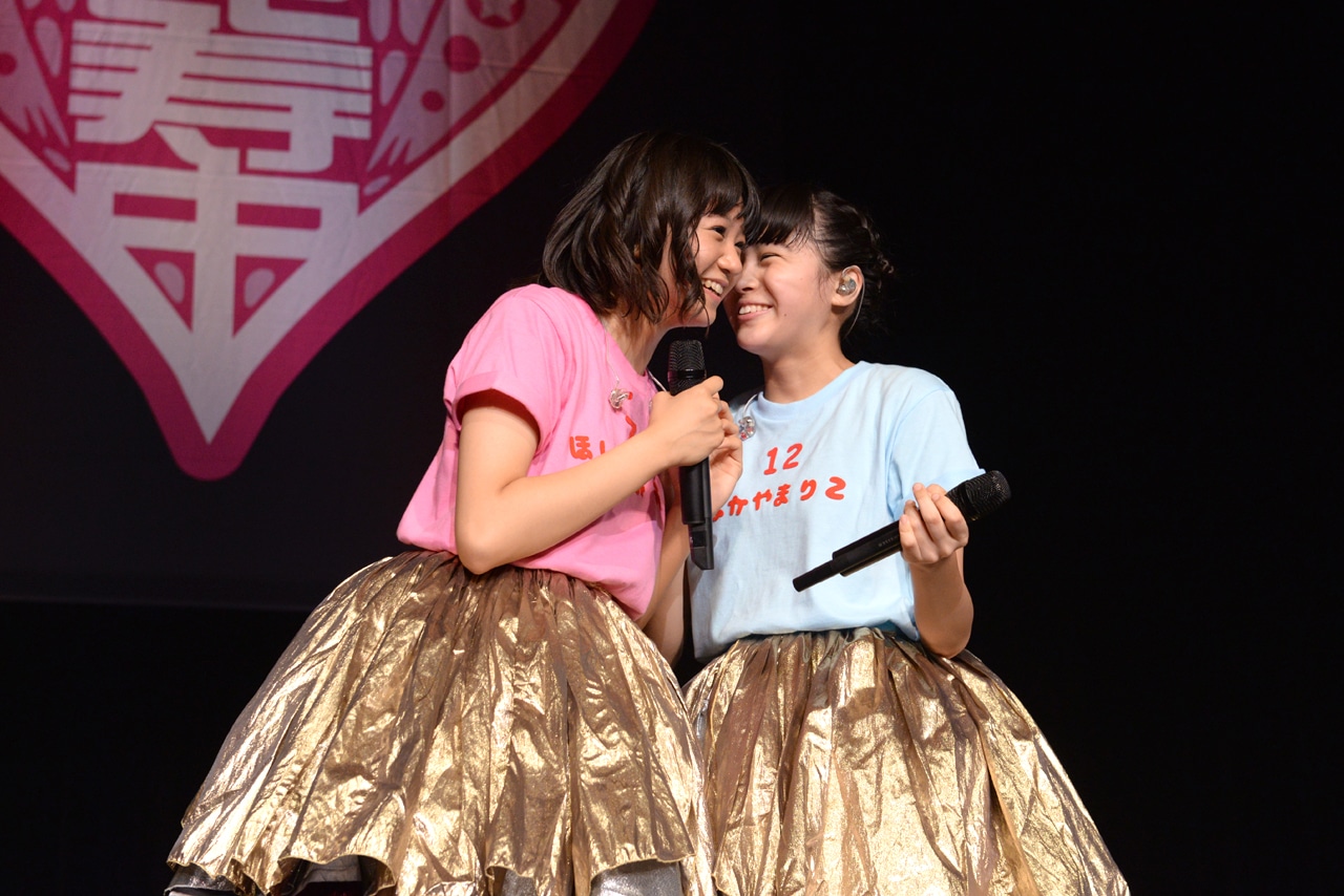 チーム「ザーポ人間」。左から星名美怜、中山莉子。