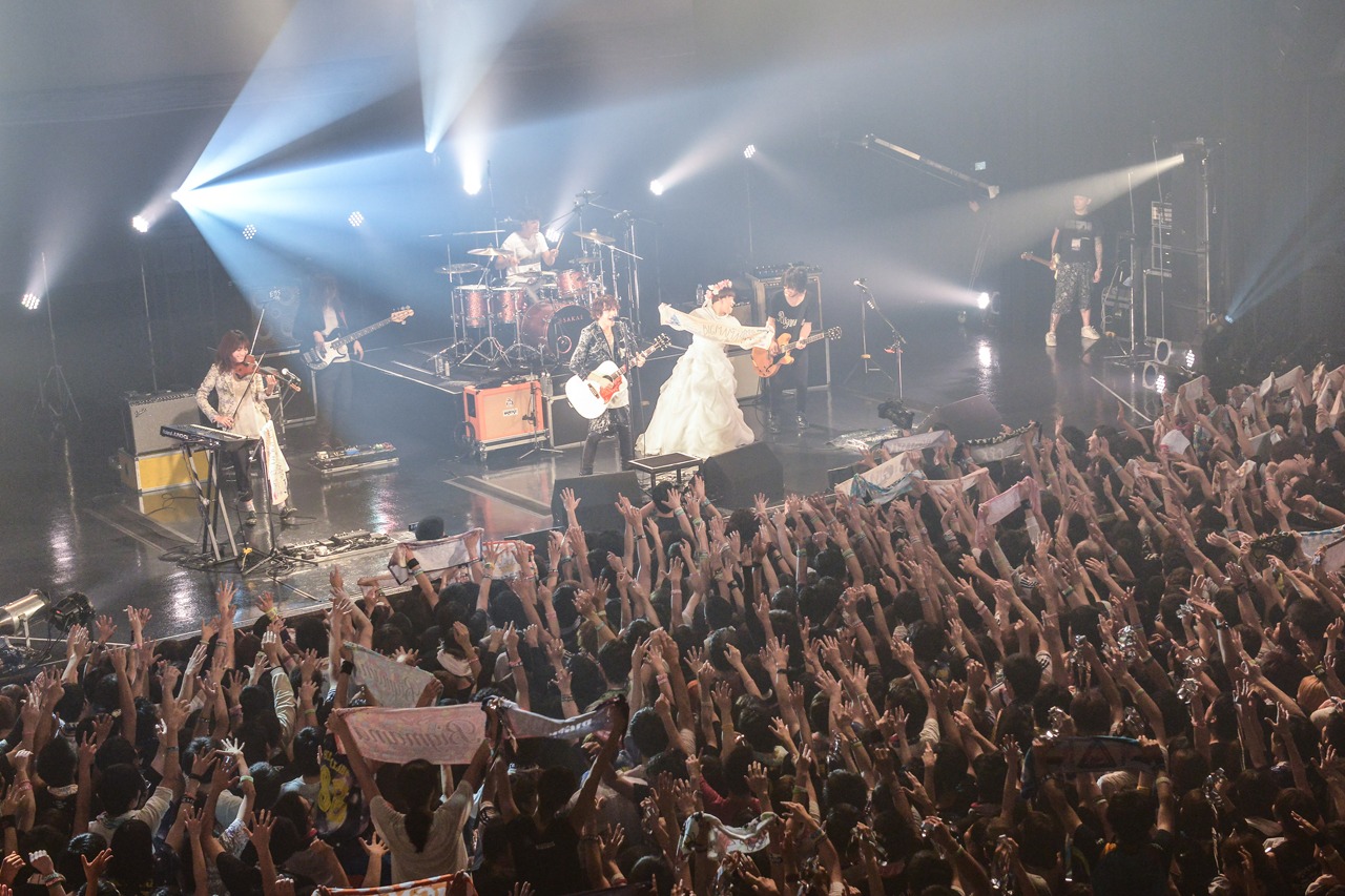 「The Vanishing Bride Tour 2015 ～消えた花嫁を探せ！～」Zepp Tokyo公演アンコールの様子。（Photo by Azusa Takada）