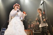 花嫁と金井政人（Vo, G）。（Photo by Azusa Takada）