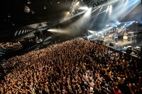 「The Vanishing Bride Tour 2015 ～消えた花嫁を探せ！～」Zepp Tokyo公演の様子。（Photo by Azusa Takada）