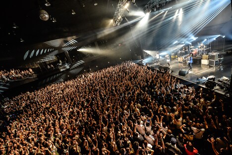 「The Vanishing Bride Tour 2015 ～消えた花嫁を探せ！～」Zepp Tokyo公演の様子。（Photo by Azusa Takada）