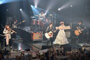 「The Vanishing Bride Tour 2015 ～消えた花嫁を探せ！～」Zepp Tokyo公演アンコールの様子。（Photo by Azusa Takada）