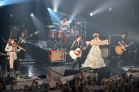 「The Vanishing Bride Tour 2015 ～消えた花嫁を探せ！～」Zepp Tokyo公演アンコールの様子。（Photo by Azusa Takada）