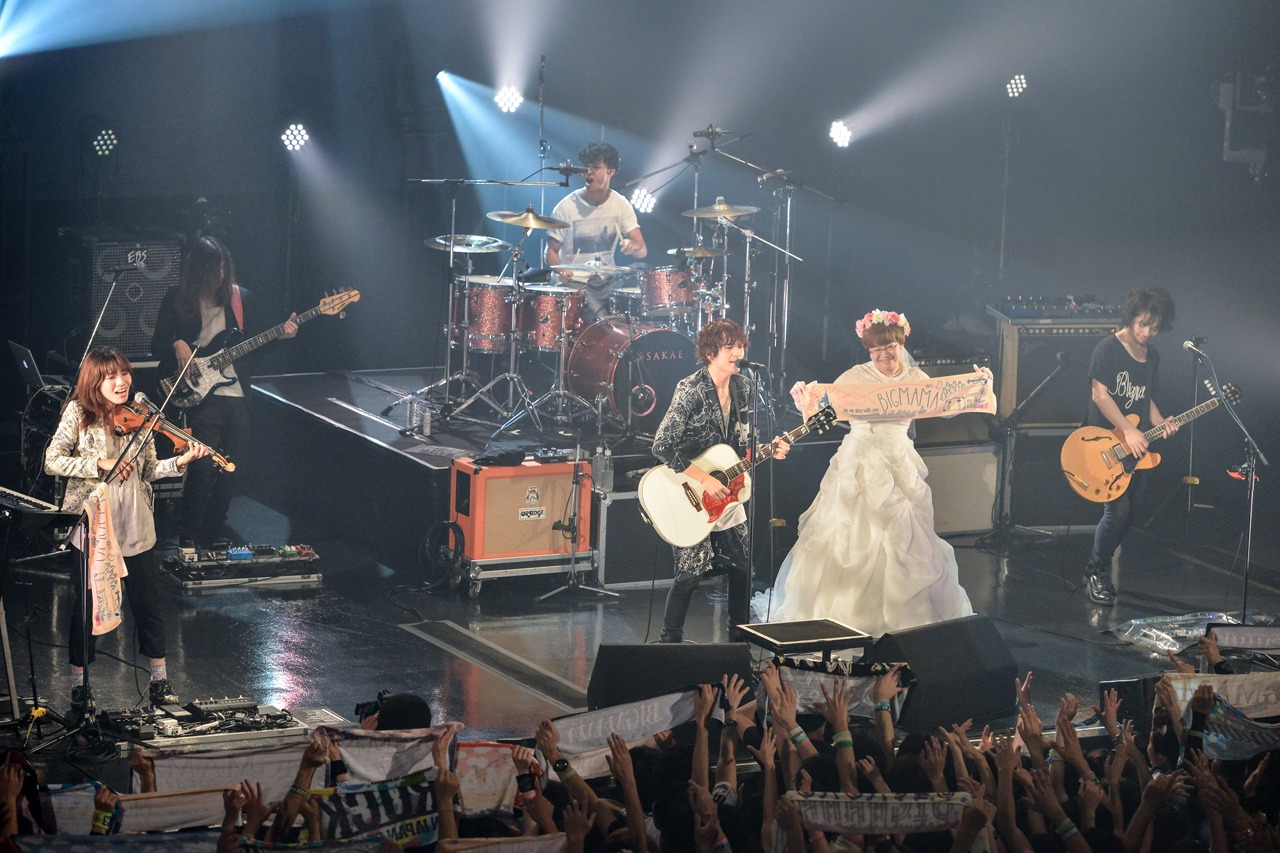 「The Vanishing Bride Tour 2015 ～消えた花嫁を探せ！～」Zepp Tokyo公演アンコールの様子。（Photo by Azusa Takada）