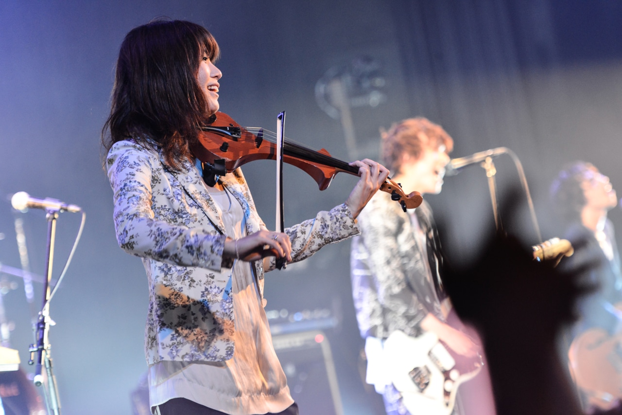 東出真緒（Violin）（Photo by Azusa Takada）