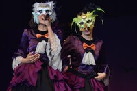 仮面姿の星名美怜（左）と安本彩花（右）。