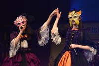 仮面姿の中山莉子（左）と松野莉奈（右）。