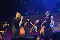 仮面姿で登場した私立恵比寿中学。